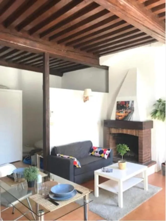 Calm Lyon Studio 4 People Jacobins-Bellecour France